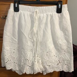 NWT cute white shorts. Size S/M. Elastic waistband